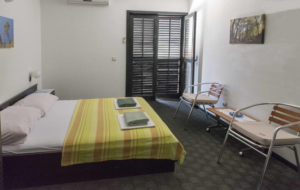 Guest House Alek Vrboska Exterior photo